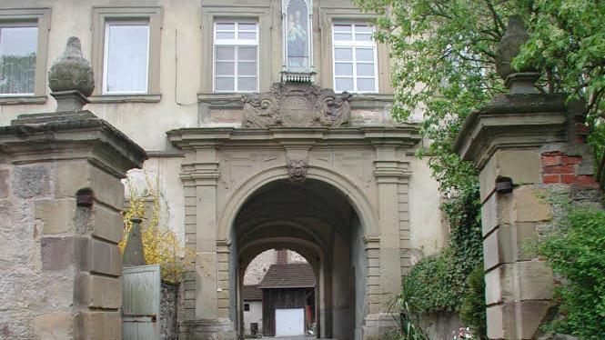 Für das Schloss ließ die Gemeinde ein Gutachten erstellen. Ziel ist der Verkauf. Blick auf das historische Bauwerk (von oben, vom Schlossplatz aus, Haupteingang). Foto: Stefan Geiger