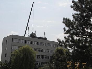 Dieser Kran auf dem Dach der Arbeitsagentur versetzte viele Passanten in Staunen.  Foto: Jennifer Hauser