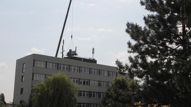 Dieser Kran auf dem Dach der Arbeitsagentur versetzte viele Passanten in Staunen.  Foto: Jennifer Hauser