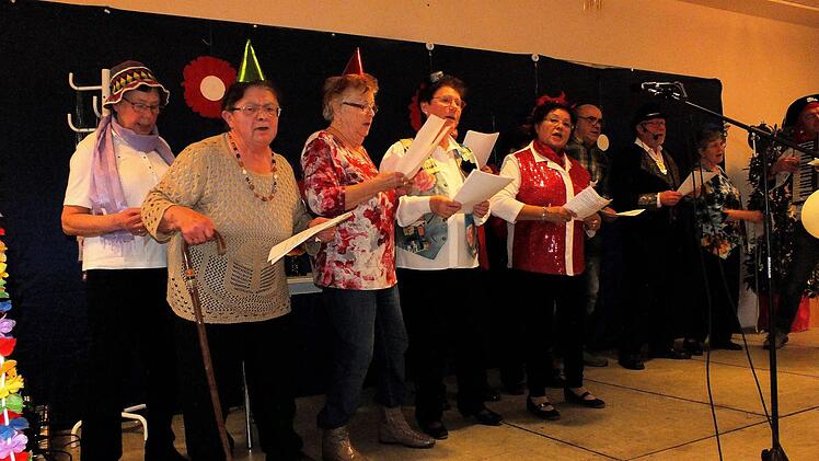 Mit Faschingsliedern animierte der Seniorenchor die Besucher im Saal zum Mitsingen und Mitmachen.  Foto: Alfons Beuerlein
