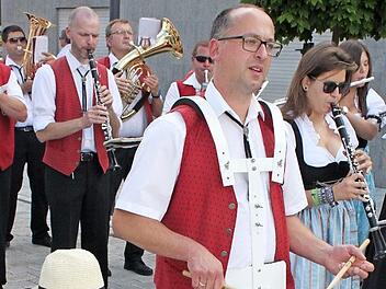 Wie der Vater, so der Sohn. Die Blaskapelle hat Nachwuchs.  Fotos: Markus Häggberg