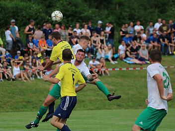 IKlein beigeben mussten die Kicker des SV Garitz (in grün-weiß), die nach der Niederlage gegen die SG Oberleichtersbach/Modlos als Absteiger in die A-Klasse feststehen.Sebastian Schmitt