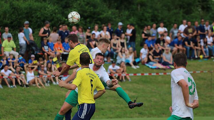 IKlein beigeben mussten die Kicker des SV Garitz (in grün-weiß), die nach der Niederlage gegen die SG Oberleichtersbach/Modlos als Absteiger in die A-Klasse feststehen.Sebastian Schmitt