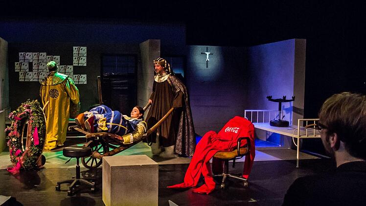 "Eros Ramazotti hat Angst vor der Arbeit": Die letzte Folge der Theaterserie "Selfies einer Utopie" feierte am Samstag Premiere in der Coburger Reithalle.Foto: Jochen Berger
