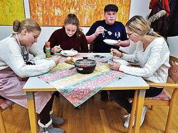 Die Frage, ob an Weihnachten im Wohnzimmer ein Tannenbaum stehen soll, besch&auml;ftigt Vater Anton (Klemens Wei&szlig;, Zweiter von rechts), seine Frau (Anna-Lena Neder, links) sowie die T&ouml;chter Katja (Eva Zirkelbach, rechts) und Lisa (Felicitas Regele, Zweite von links) sogar beim Mittagessen.  Foto: Bernd Kleinert