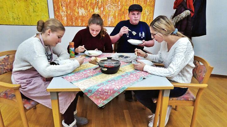 Die Frage, ob an Weihnachten im Wohnzimmer ein Tannenbaum stehen soll, besch&auml;ftigt Vater Anton (Klemens Wei&szlig;, Zweiter von rechts), seine Frau (Anna-Lena Neder, links) sowie die T&ouml;chter Katja (Eva Zirkelbach, rechts) und Lisa (Felicitas Regele, Zweite von links) sogar beim Mittagessen.  Foto: Bernd Kleinert