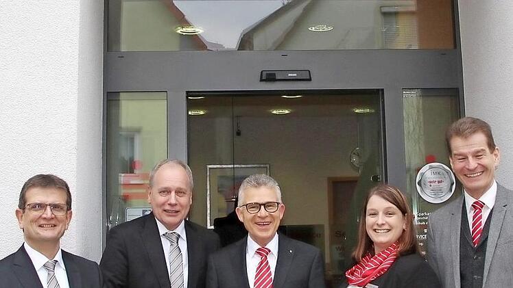 Die Banken von Reiner Zeller, Roland Knoll (beide VR-Bank), Roland Friedrich, Sabine Wehner und Michael Rendl (alle Sparkasse) intensivieren ihre Zusammenarbeit.