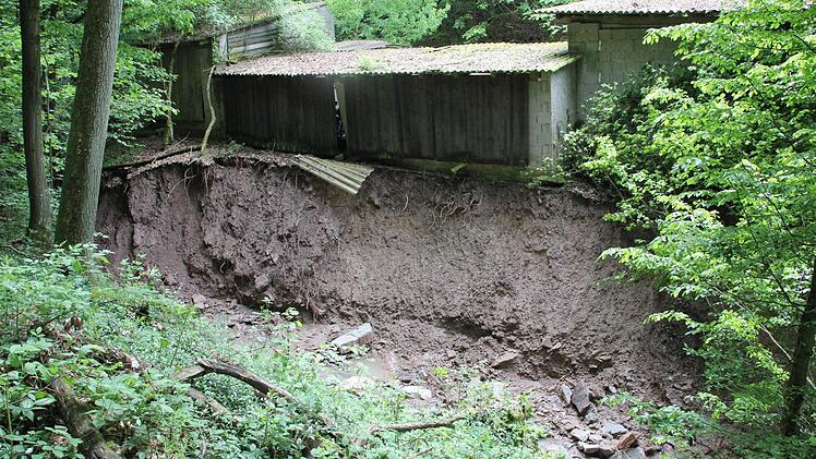 Robert Neuhäusers Scheunen hinter der Paßmühle sind einsturzgefährdet, da der Sturzbach das Erdreich weggespült hat, auf dem die Gebäude stehen. Der Sturm hat eine gewaltige Narbe in die Natur gerissen.