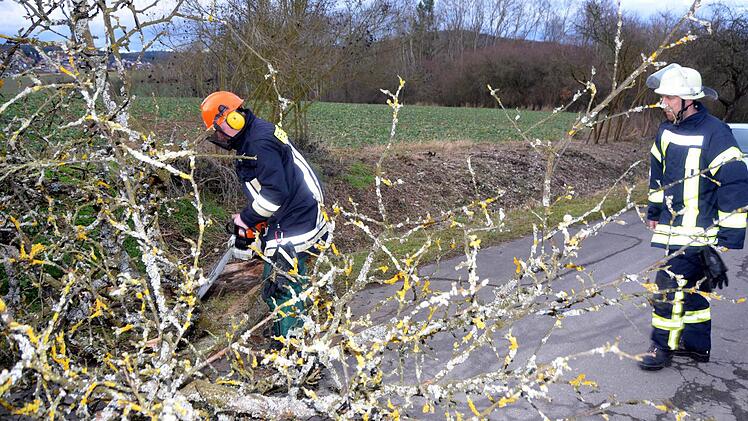 Feuerwehreinsatz an der Zufahrt zum Heiligenhof in Bad Kissingen