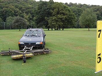 Der neue Ballsammler des Bad Kissinger Golfclubs in Aktion. Nach dem Rasenmäherprinzip werden die Golfbälle während der Fahrt aufgelesen und eingesammelt. Foto: Sigismund von Dobschütz