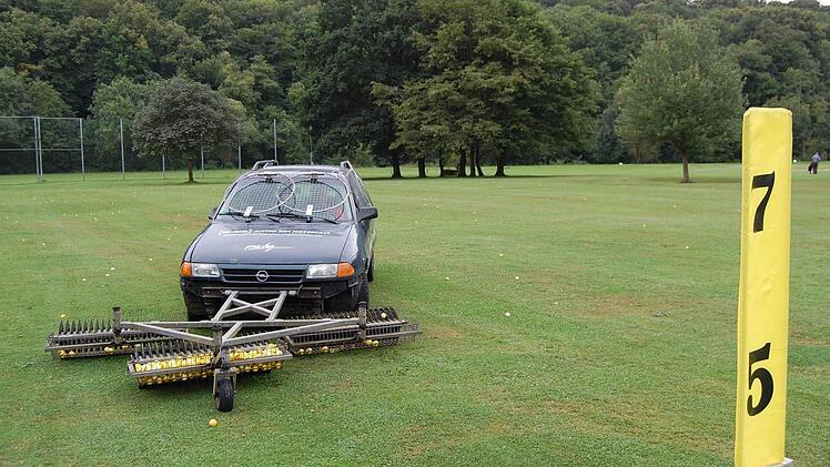 Der neue Ballsammler des Bad Kissinger Golfclubs in Aktion. Nach dem Rasenmäherprinzip werden die Golfbälle während der Fahrt aufgelesen und eingesammelt. Foto: Sigismund von Dobschütz