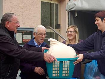 Ernst Warth und Egon Schmidt übergeben Spenden an Sieglinde Müller und Petra Schumann von der Feuerwehr. Fotos: Gabi Arnold