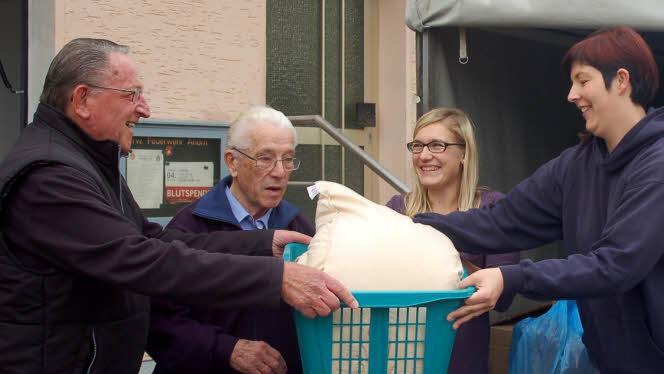 Ernst Warth und Egon Schmidt übergeben Spenden an Sieglinde Müller und Petra Schumann von der Feuerwehr. Fotos: Gabi Arnold