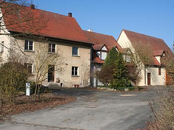 Hinter diesem leer stehenden Anwesen in Eckersbach soll der Pferdehof entstehen. Foto: Archiv/Evi Seeger
