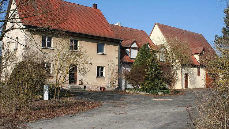 Hinter diesem leer stehenden Anwesen in Eckersbach soll der Pferdehof entstehen. Foto: Archiv/Evi Seeger