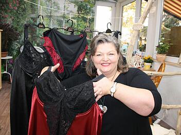 Dagmar Bartoleit hat im Juni 2014 den Schritt in die Selbstständigkeit gewagt. Mit individuell angefertigter und reizvoller Unterwäsche will sie "Viel-Frauen" auch zu mehr Selbstbewusstsein verhelfen. Die Inhaberin von "Great Diamonds" ist auch bei der Existenzgründermesse im Tattersall vertreten. Foto: Ralf Ruppert