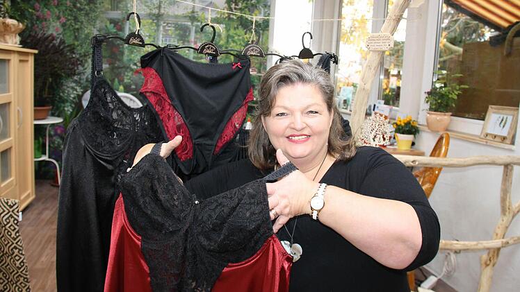 Dagmar Bartoleit hat im Juni 2014 den Schritt in die Selbstständigkeit gewagt. Mit individuell angefertigter und reizvoller Unterwäsche will sie "Viel-Frauen" auch zu mehr Selbstbewusstsein verhelfen. Die Inhaberin von "Great Diamonds" ist auch bei der Existenzgründermesse im Tattersall vertreten. Foto: Ralf Ruppert