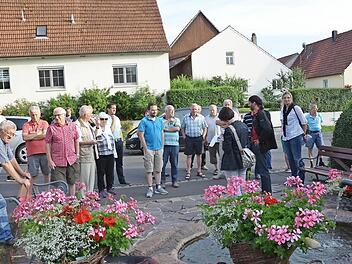 Hier ist die Welt noch in Ordnung in Albertshausen, am Dorfbrunnen. Foto: Peter Rauch