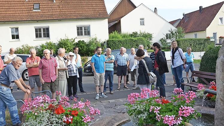 Hier ist die Welt noch in Ordnung in Albertshausen, am Dorfbrunnen. Foto: Peter Rauch