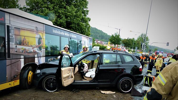 Im Juni hatte ein BMW-Fahrer auf der Kreuzung einen Bus übersehen. Der Autofahrer wurde schwer verletzt. Foto: Archiv/Werner Reißaus