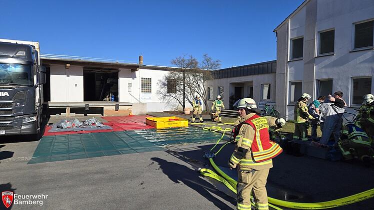 Gefahrgutzug der Feuerwehr Bamberg zu ABC-Einsatz alarmiert: Auslaufende Schwefelsäure