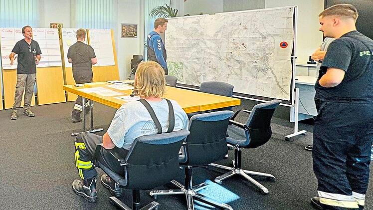 Rund 50 Feuerwehrleute nahmen in Sandberg an einer Blackout-&Uuml;bung teil. Sonja Reubelt