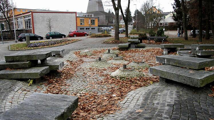 Der Brunnen nahe der Realschule soll wieder schöner werden. Foto: Richard Sänger