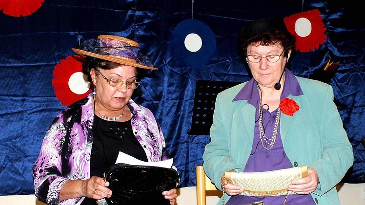 Inge Seelmann (links) und Roswitha Zwillich unterhielten sich im böhmischen Dialekt über Krankheiten und entsprechende Fachärzte.