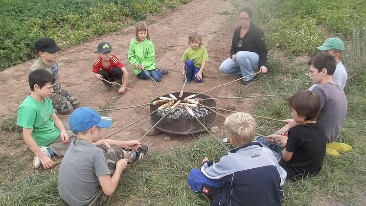 Nach der Arbeit grillten die "Großen" mit Julia, Schwester der Hofchefin, Stockbrot und Folienkartoffeln am Lagerfeuer. Foto: Reusch