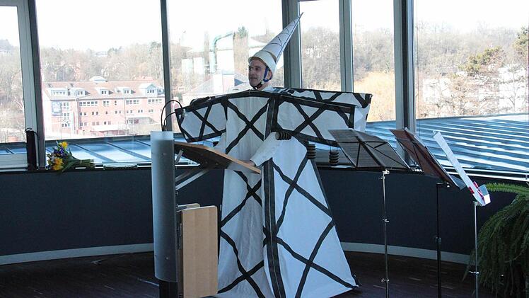 Detlef Fischer, Geschäftsführer des Verbands der bayerischen Energie- und Wasserwirtschaft, kam als "Monsterstrommast" verkleidet.