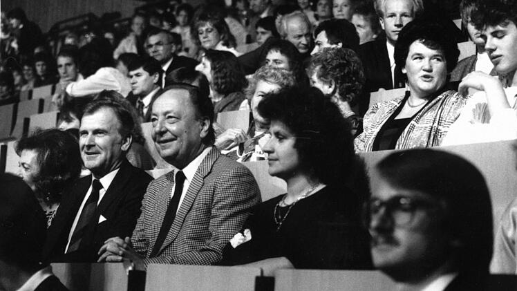 Thomas Gottschalk übernimmt 1987 "Wetten, dass ...?" von Frank Elstner. Bei Thommys erster Sendung in der Freiheitshalle Hof sind zahlreiche Fans dabei, erste Reihe von links: Annemarie und Dr. Erich Stammberger, damals Oberbürgermeister in Kulmbach, Redaktionsleiter Ottmar Schmidt von der Bayerischen Rundschau sowie (rechts) Schulfreund Hans-Jürgen Dörfelt. Foto: privat