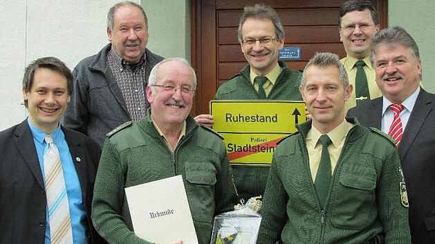 Das Bild zeigt (von rechts) Landrat Klaus Peter Söllner, stellvertretenden Dienststellenleiter Alexander Horn, Ralf Maisel, Dienststellenleiter Horst Nölkel, Hermann Dörfler, Alfred Kolenda und Roland Wolfrum.