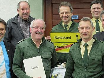 Das Bild zeigt (von rechts) Landrat Klaus Peter S&ouml;llner, stellvertretenden Dienststellenleiter Alexander Horn, Ralf Maisel, Dienststellenleiter Horst N&ouml;lkel, Hermann D&ouml;rfler, Alfred Kolenda und Roland Wolfrum.