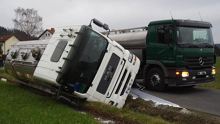 Bei Glosberg ist ein Milchtransporter in den Straßengraben gekippt. Foto: Marco Meißner