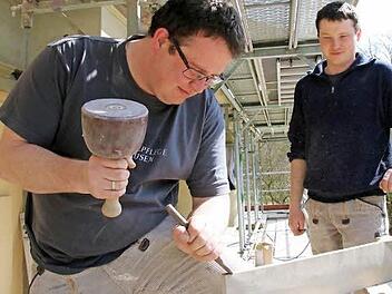 Mehrere Firmen teilen sich die Arbeiten an der Fassade des Luitpoldbades. Im Bild zeigen Robert Homeier und Sebastian Loth von der "Denkmalpflege Mühlhausen" das Scharrieren eines Steins. Fotos: Ralf Ruppert