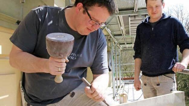 Mehrere Firmen teilen sich die Arbeiten an der Fassade des Luitpoldbades. Im Bild zeigen Robert Homeier und Sebastian Loth von der "Denkmalpflege Mühlhausen" das Scharrieren eines Steins. Fotos: Ralf Ruppert