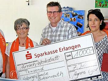 Die Vorsitzende der Kolpingfamilie, Agnes Eger (2. v. l.), &uuml;berreichte den Scheck an den Werkstattleiter Matthias Rein (3. v. l.), der sich im Namen der Menschen mit Behinderung bedankte. Foto: privat