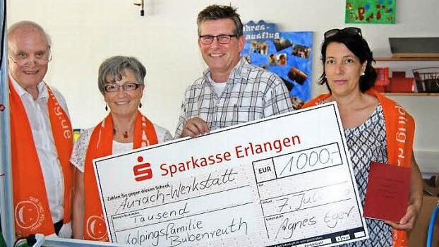 Die Vorsitzende der Kolpingfamilie, Agnes Eger (2. v. l.), &uuml;berreichte den Scheck an den Werkstattleiter Matthias Rein (3. v. l.), der sich im Namen der Menschen mit Behinderung bedankte. Foto: privat