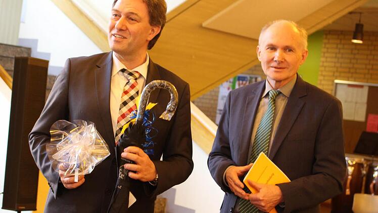 Landrat Klaus Löffler verschenkte einen Regenschirm sowie eine Bob Dylan-CD. Foto: Lisa Kieslinger