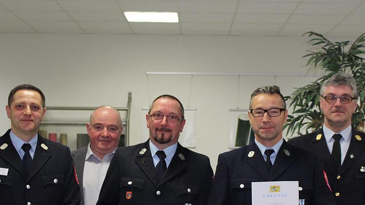 Staatliche Ehrungen bei der Werkfeuerwehr von Paul & Co (von links): Kommandant Marius Stranzik, Geschäftsführer Manfred Kunert, Michael Hackl (25 Jahre aktiver Dienst), Peter Dendzik (25 Jahre aktiv) und stellvertretender Kreisbrandrat Marco Brust. Foto: Sebastian Schmitt