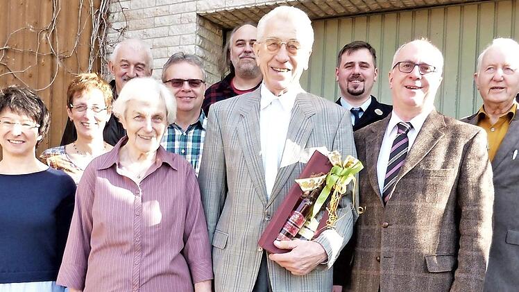 Seinen 80. Geburtstag feierte Günther Böhm im Kreis der Familie. Unser Bild zeigt den Jubilar (Mitte, mit Geschenk) mit Bürgermeister Stephan Heckel-Michel (rechts daneben) sowie (weiter nach links) Ehefrau Johanna, Tochter Karin und Sohn Rainer. Foto: Werner Reißaus