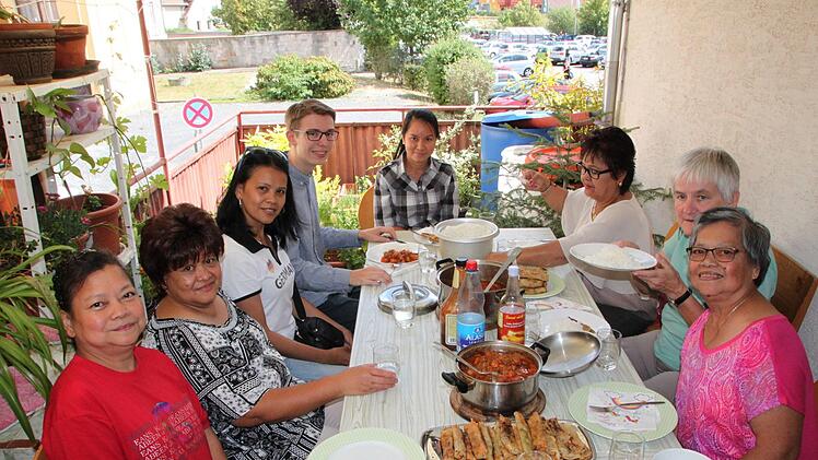 Sechs Frauen aus den Philippinen leben in Bad Brückenau. Sie alle haben deutsche Männer geheiratet. Janik Veit (links hinten) von der katholischen Gemeinde und Gemeindereferentin Johanna Schießl (Zweite von rechts) sind ebenfalls zu Gast. Foto: Ulrike Müller