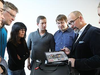 Wie passen Schule und Digitales zusammen? Roland Baumann und Martin Römpp (von rechts) geben Frankens Pädagogen beim 3. Lehrermedientag bei der Mediengruppe Oberfranken viele  Tipps.  Foto: Barbara Herbst