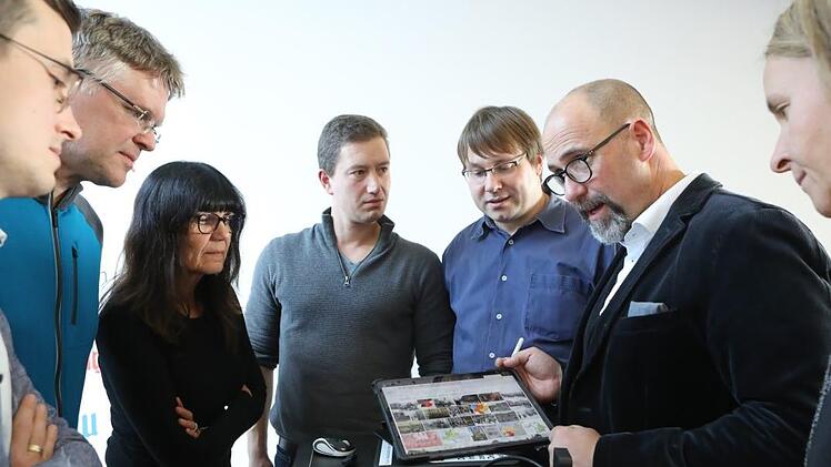 Wie passen Schule und Digitales zusammen? Roland Baumann und Martin Römpp (von rechts) geben Frankens Pädagogen beim 3. Lehrermedientag bei der Mediengruppe Oberfranken viele  Tipps.  Foto: Barbara Herbst