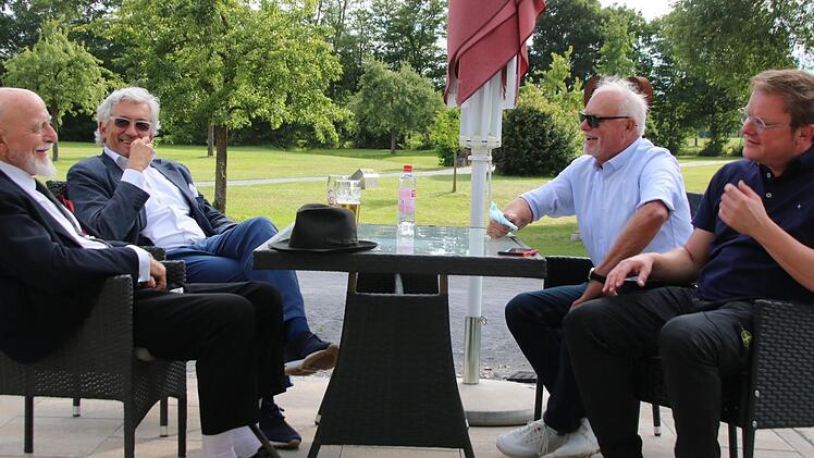 Lockeres Gespräch (von links): Markus Lüpertz, Walter Smerling, Rudolf Weigand und Marco Weigand auf dem Rindhof.
