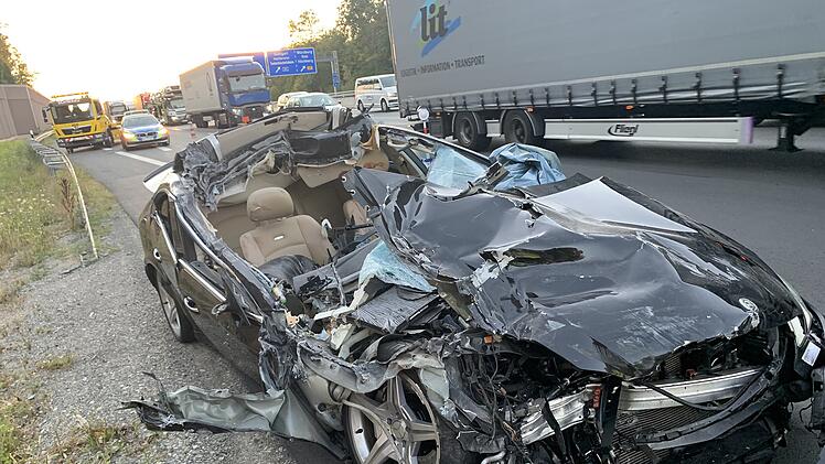 Am Freitagabend (31.07.2020) kam es auf der A3 an der Anschlussstelle Würzburg/Kist zu einem schweren Verkehrsunfall zwischen einem Lastwagen und einem Auto. Ein Mann wurde lebensgefährlich verletzt. Foto: NEWS5 / Höfig