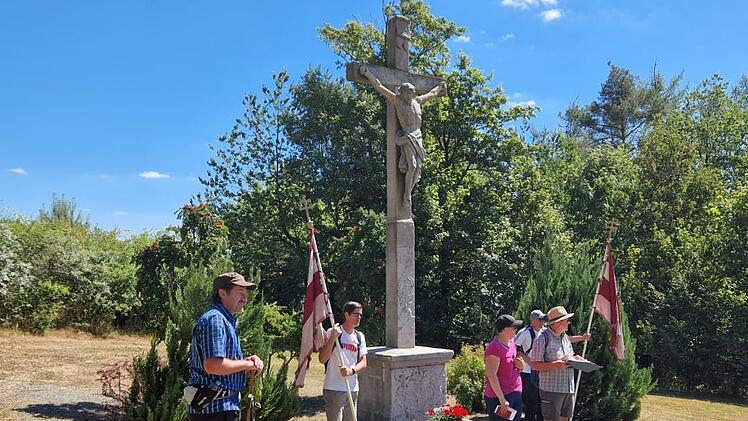 Beten am weißen Kreuz. Foto: Tiemo Stürzenberger