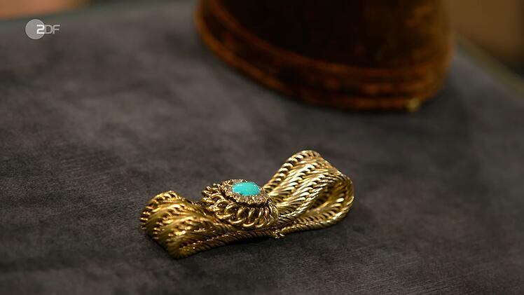 Das Goldarmband mit einem T&uuml;rkis aus der Zeit zwischen 1870 und 1890 wurde auf 3.800 bis 4.000 Euro gesch&auml;tzt. F&uuml;r 3.400 Euro bekam Susanne Steiger das au&szlig;ergew&ouml;hnliche Schmuckst&uuml;ck.