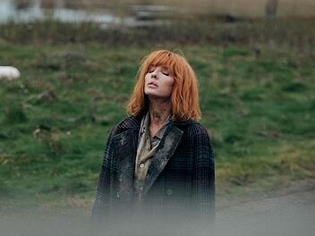 Jackie (Kelly Reilly) wohnt ihr ganzes Leben lang schon in Morfa Halen, sie kennt die Menschen hier und vermischt einmal mehr Ermittlungen mit pers&ouml;nlichen Beziehungen.