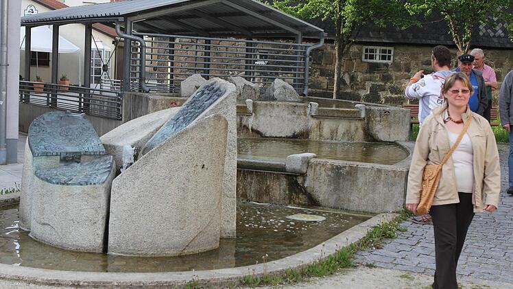 Der Brunnen in der Rosenau erinnert an die drei Mühlbäche, die durch Kronach flossen. Heute verlaufen sie unterirdisch.